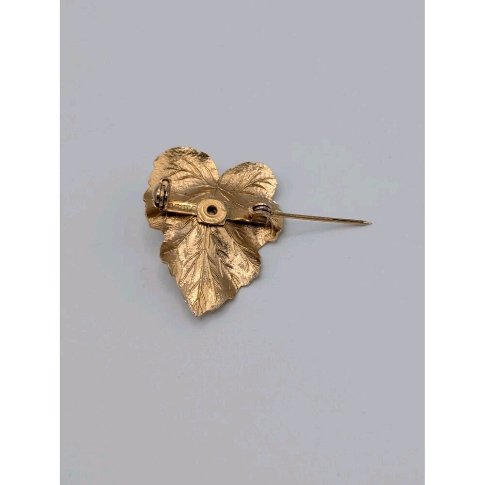 Vintage 1960s Sarah Coventry Small Leaf Faux Pearl Pin Brooch Gold Tone Textured - Picture 3 of 8